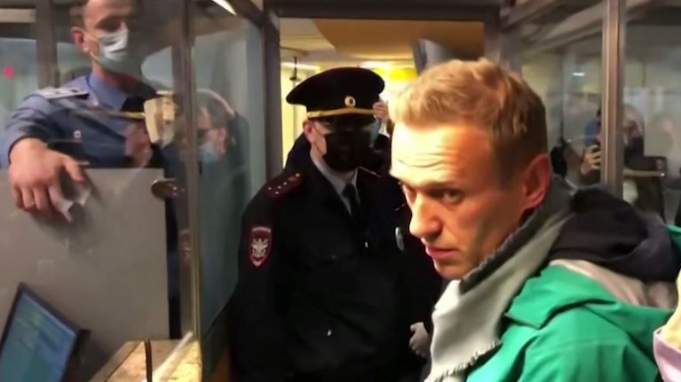 Navalného po přistání v Moskvě hned zadrželi
